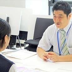 オープンキャンパスで相談に応じる岸田経営学科主任